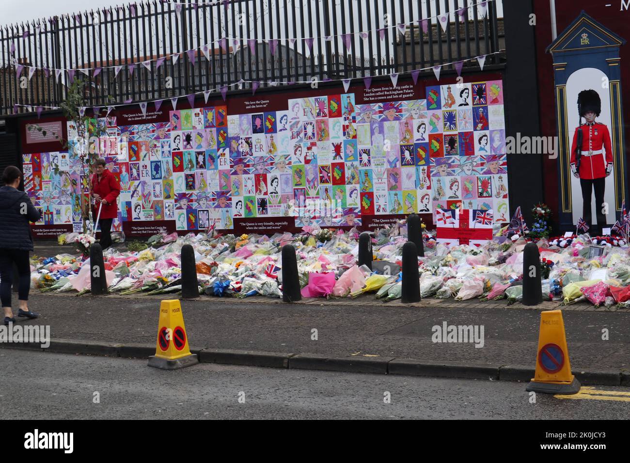 Hommages rendus à sa Majesté la Reine Elizabeth II sur la rue Crimea, sur le chemin Shankill, Belfast Banque D'Images