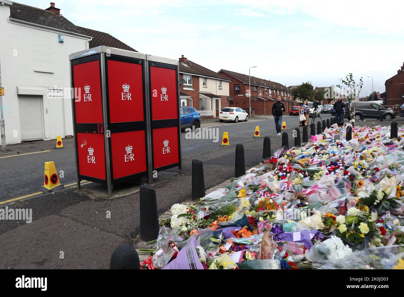 Hommages rendus à sa Majesté la Reine Elizabeth II sur la rue Crimea, sur le chemin Shankill, Belfast Banque D'Images