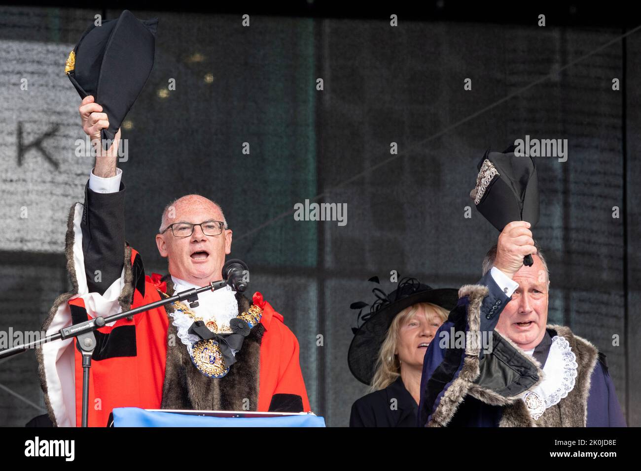 Victoria Plaza, Southend on Sea, Essex, Royaume-Uni. 12th septembre 2022. Le conseiller Kevin Robinson, le maire de la ville de Southend on Sea, a lu la proclamation de l'accession du roi Charles III au public de surveillance. Des proclamations sont lues dans tout le pays pour annoncer les nouvelles de cette tradition centenaire pour le nouveau monarque. Des chapeaux ont été élevés pour les trois encouragements du roi Banque D'Images