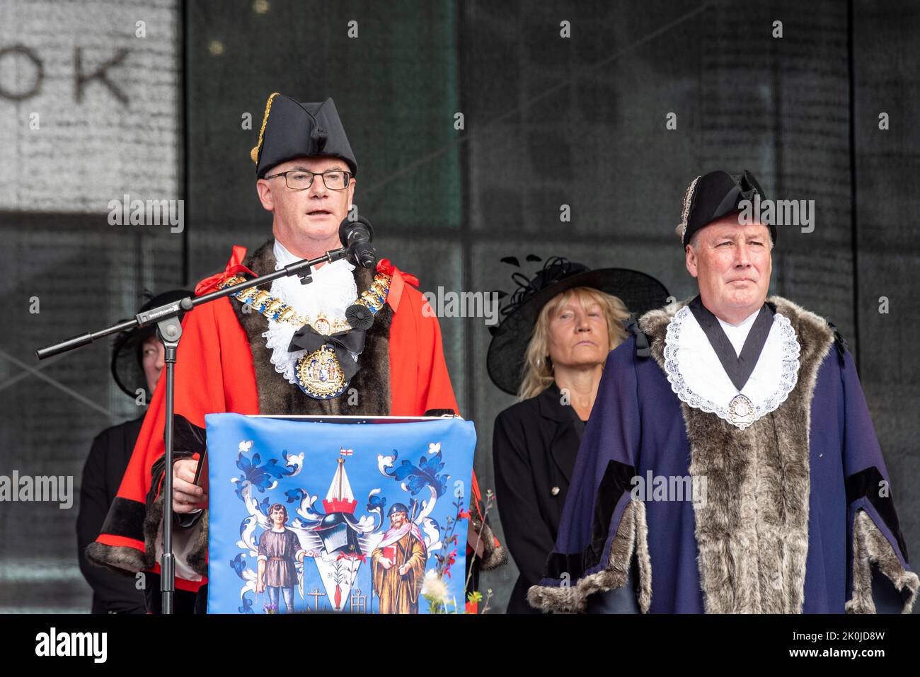 Victoria Plaza, Southend on Sea, Essex, Royaume-Uni. 12th septembre 2022. Le conseiller Kevin Robinson, le maire de la ville de Southend on Sea, a lu la proclamation de l'accession du roi Charles III au public de surveillance. Des proclamations sont lues dans tout le pays pour annoncer les nouvelles de cette tradition centenaire pour le nouveau monarque Banque D'Images