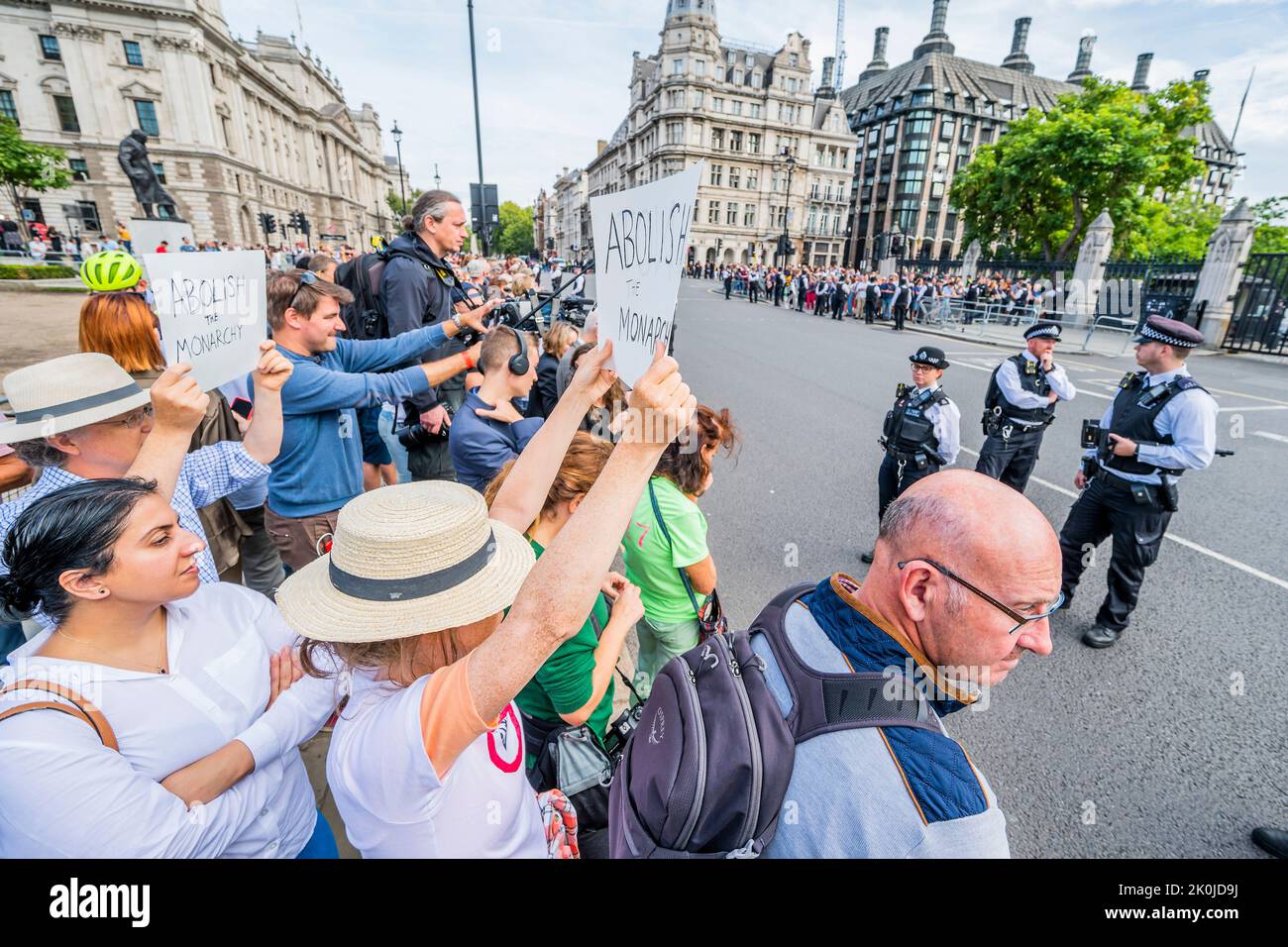 Londres, Royaume-Uni. 12th septembre 2022. Des manifestants anti-monarchistes dehors avec un écriteau disant pas mon roi/abolir la monarchie - le roi Charles III part après sa première visite au Parlement avec la reine Consort Camilla - la reine Elizabeth la deuxième est morte la semaine dernière au château de Balmoral. Crédit : Guy Bell/Alay Live News Banque D'Images