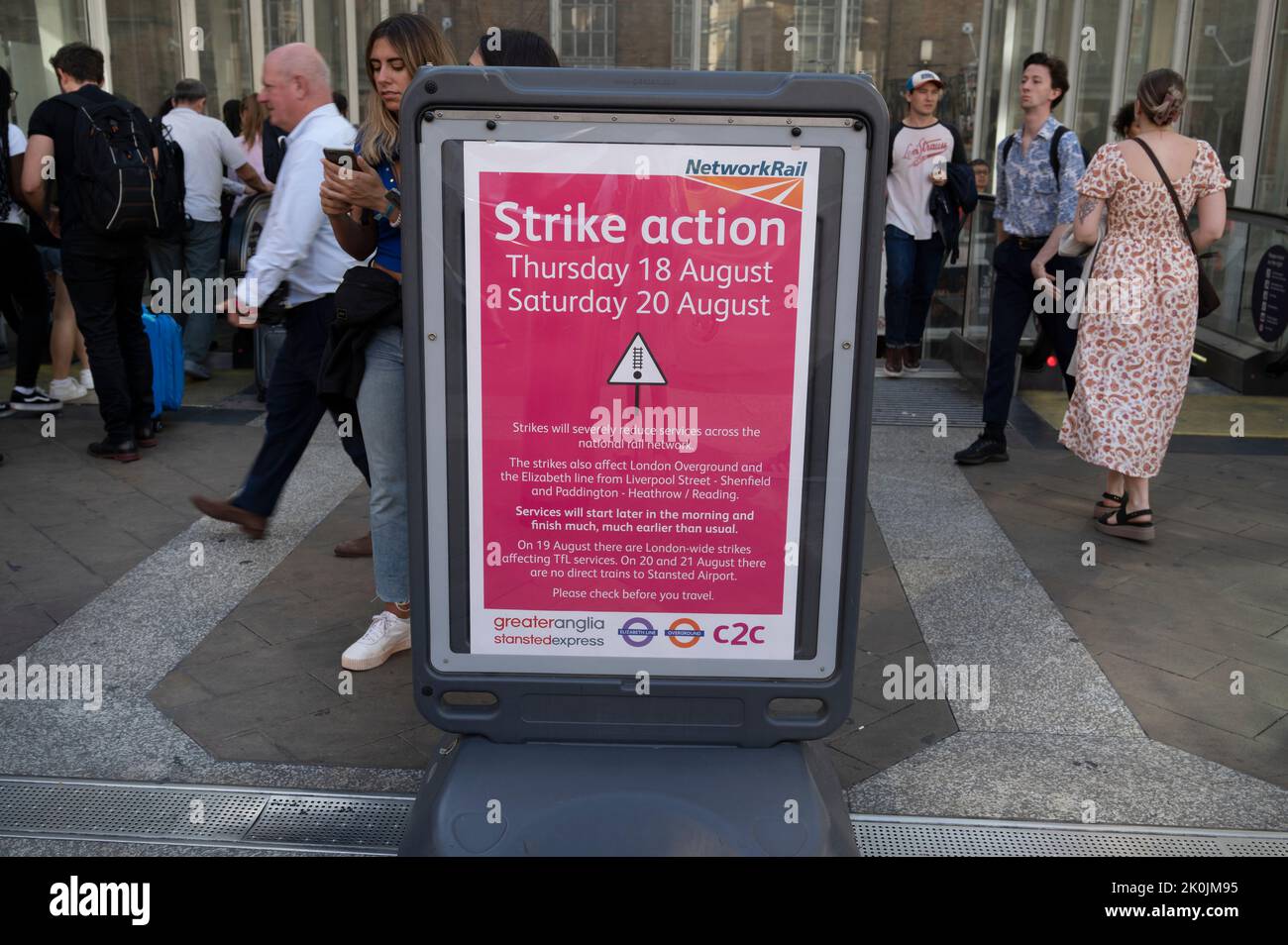 Londres, Angleterre. Gare de Liverpool Street lors d'une grève sur le métro et le chemin de fer. Banque D'Images