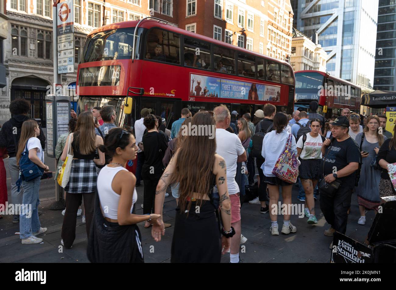 Londres, Angleterre. Gare de Liverpool Street lors d'une grève sur le métro et le chemin de fer. Les passagers attendent à un arrêt de bus. Banque D'Images