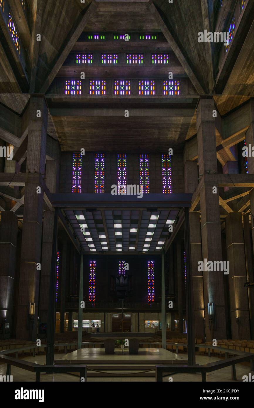 Le Havre, Normandie, France - 20 août 2021 : vue intérieure de la tour de l'église Saint-Joseph avec autel, architecture moderne Banque D'Images