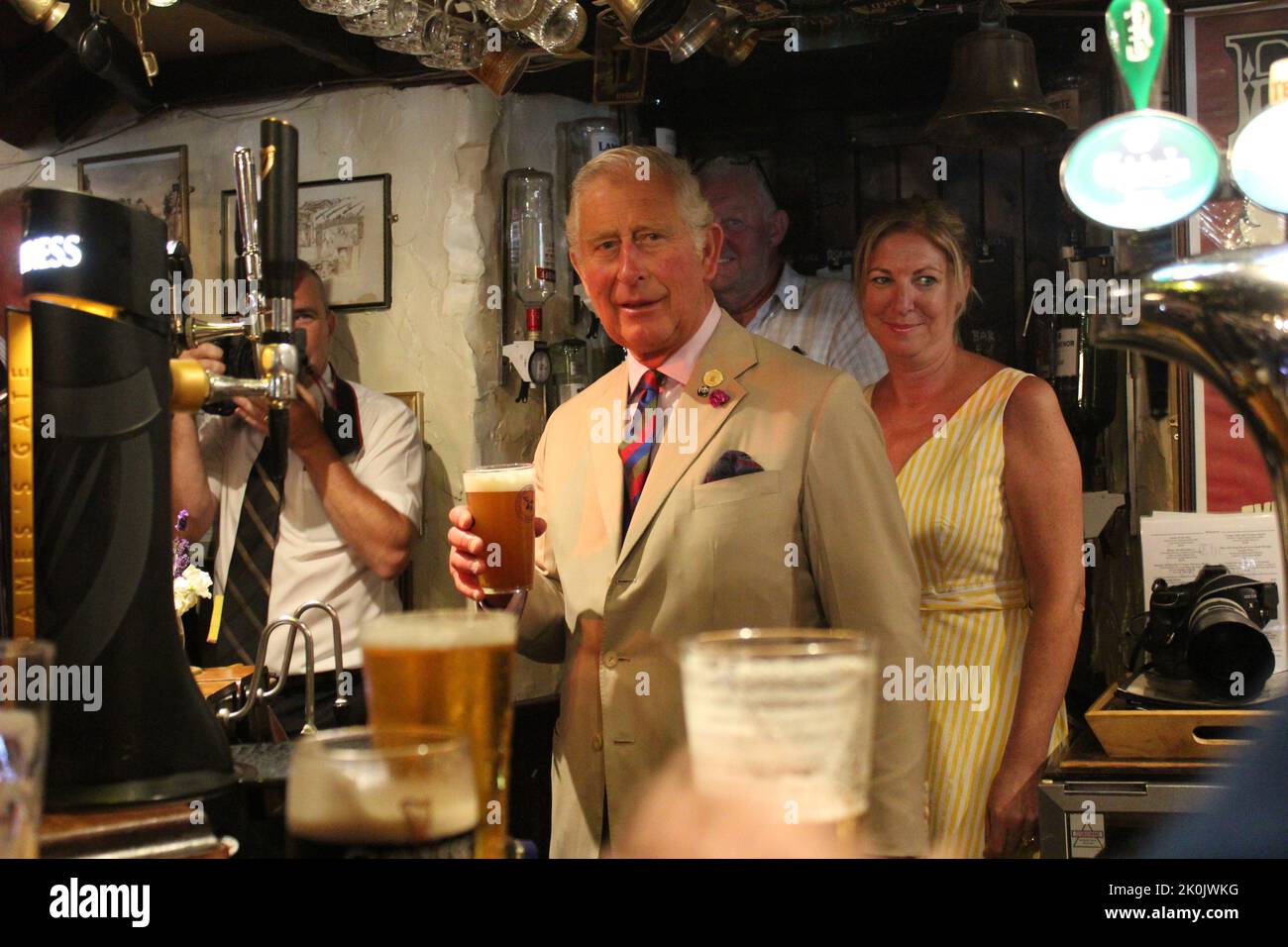 Charles le Prince de Galles visite le Nord du pays de Galles et appelle dans un pub local et a une pinte rapide Banque D'Images