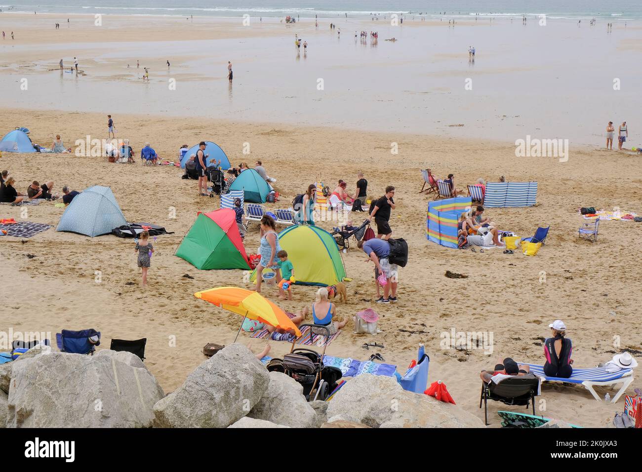 Les vacanciers du Royaume-Uni sur Fistral Beach ont profité du soleil brumeux et chaud et de la brise marine rafraîchissante de Newquay en Cornouailles. Banque D'Images