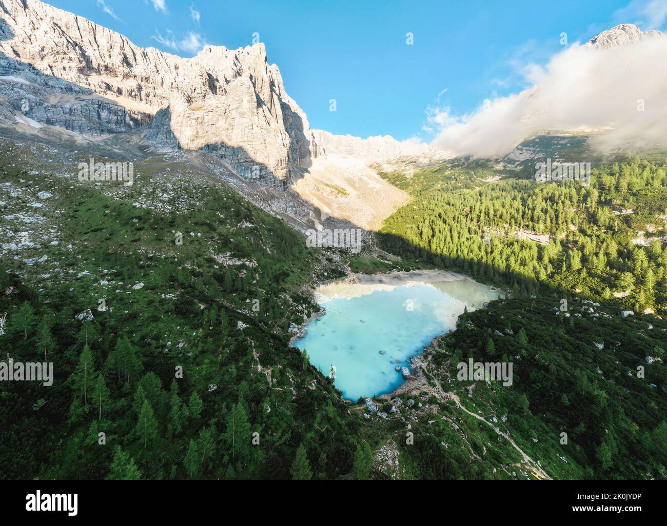 Vue d'en haut, vue panoramique sur le lac Sorapis (Lago di Sorapis) avec ses eaux turquoise entourées d'une forêt et de montagnes. Banque D'Images