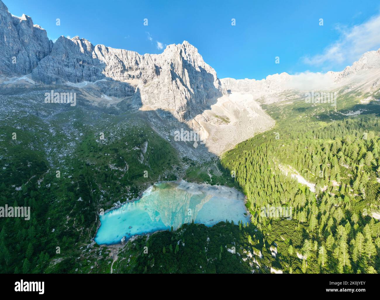 Vue d'en haut, vue panoramique sur le lac Sorapis (Lago di Sorapis) avec ses eaux turquoise entourées d'une forêt et de montagnes. Banque D'Images