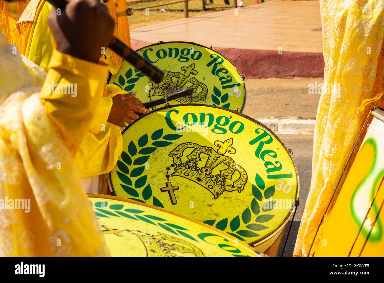 Goias, Brésil – 11 septembre 2022 : détail de certains fêtards utilisant des tambours jaunes pendant les Congadas, une culture afro-brésilienne et religieuse Banque D'Images