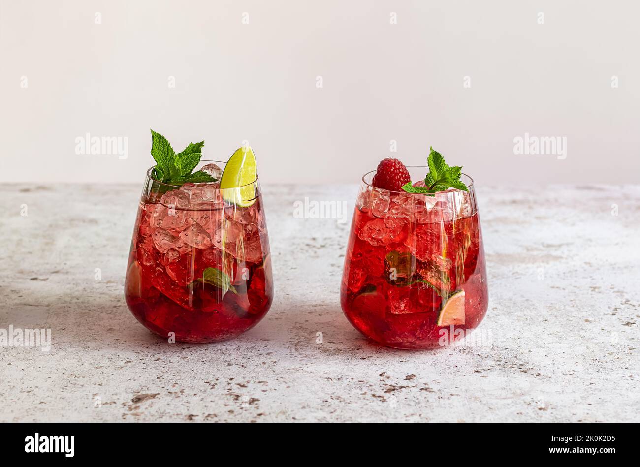Limonade d'été fraîche à la framboise, au citron vert, à l'eau de soude et à la glace en verre. Banque D'Images