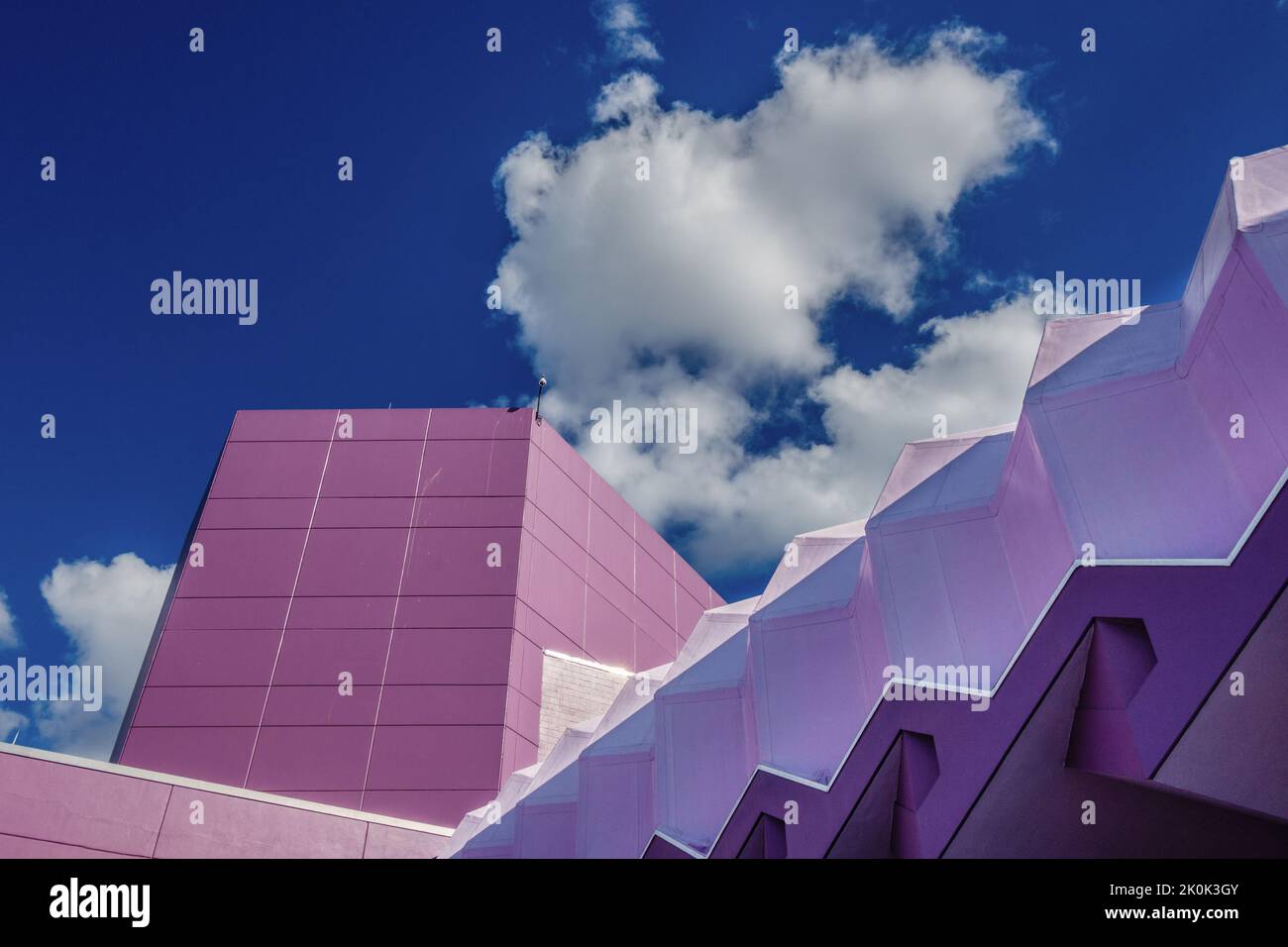 Sarasota, FL, US-30 mai 2022 : vue abstraite du centre des arts de la scène de Van Wezel, qui est un violet pastel contre un ciel bleu brillant avec puffy Banque D'Images