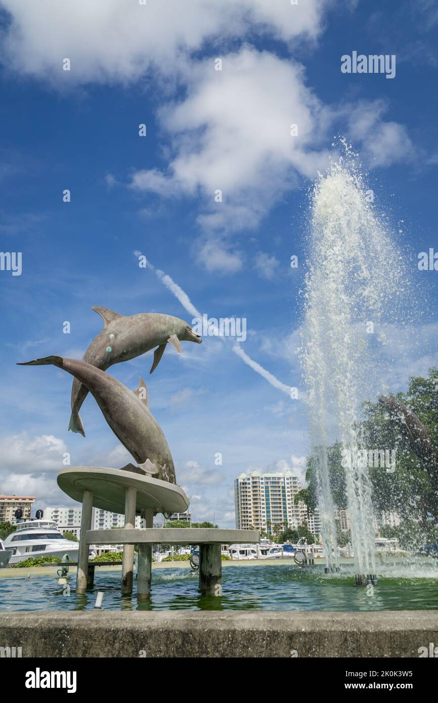 Sarasota, FL, US-26 novembre 2021 : statue emblématique de marsouins également connue sous le nom de dauphins dans Bayfront, un parc public. Banque D'Images