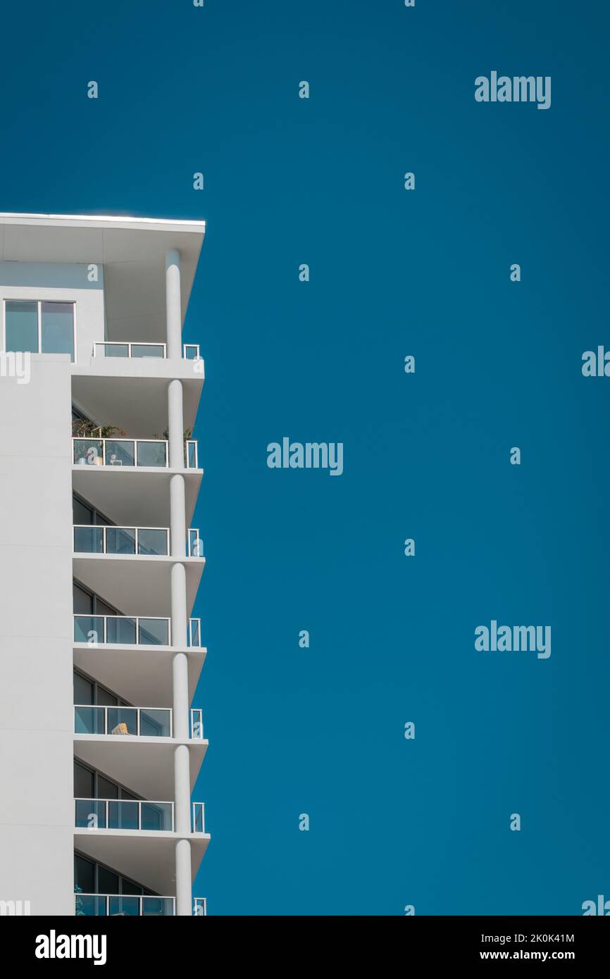 Sarasota, FL, US- 30 mai 2022: Vue sur le bâtiment moderne de condominium blanc avec ciel bleu clair. Banque D'Images