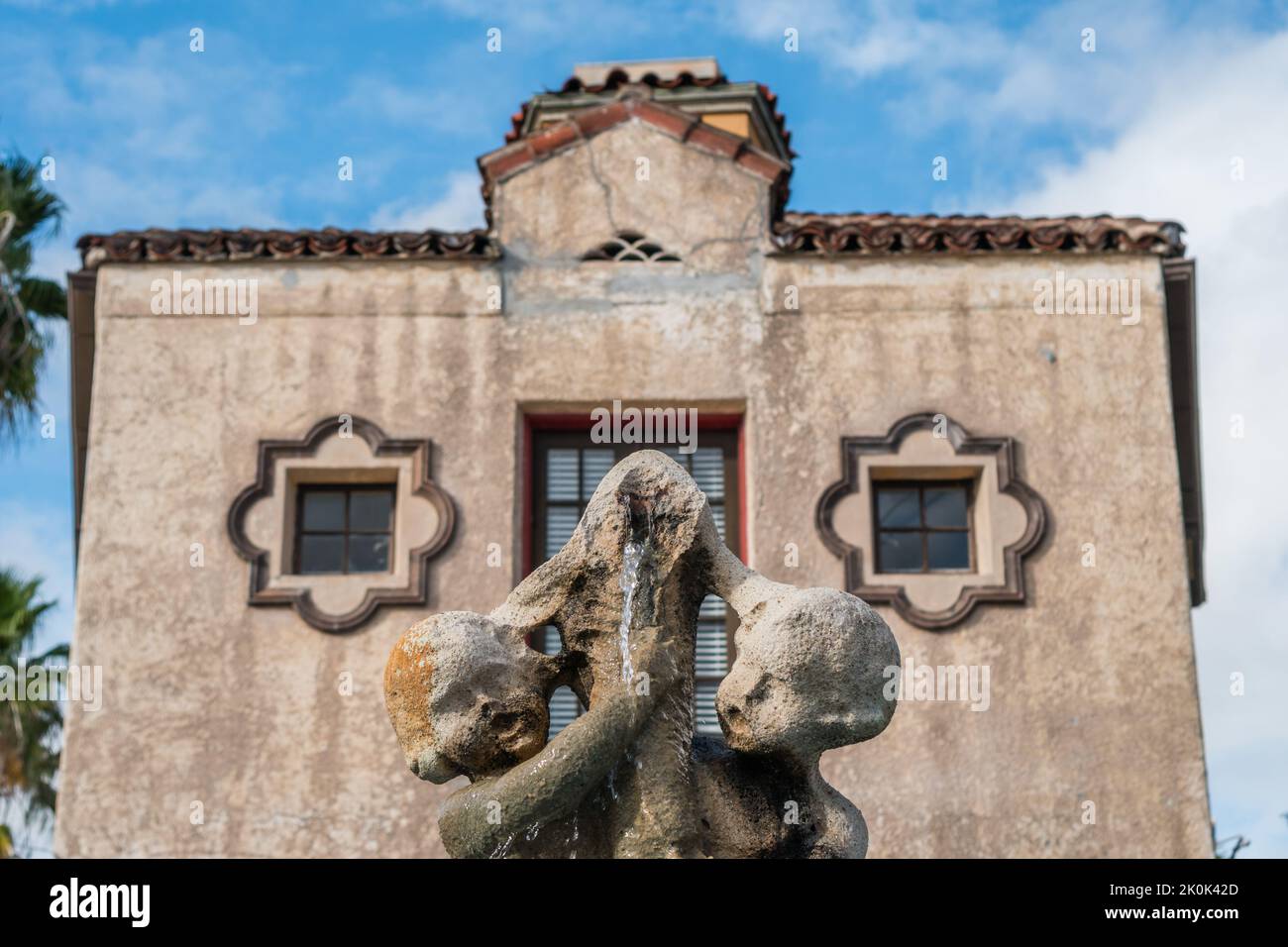 Sarasota, FL, US-30 mai 2022: Restaurant dans le quartier historique de l'avenue Pineapple avec fontaine. Banque D'Images
