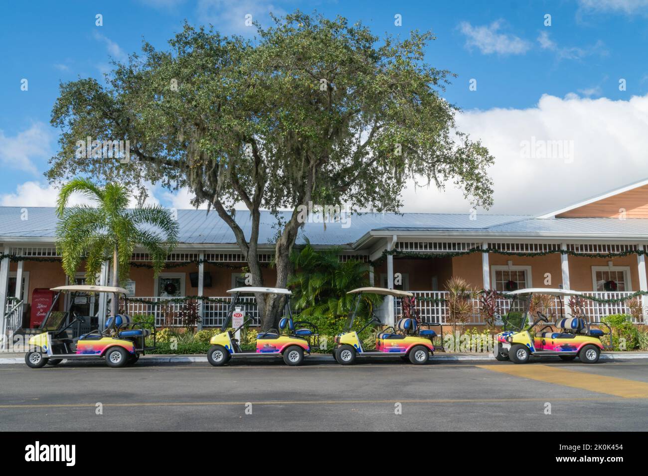 Sarasota, FL, US-23 novembre 2020 : voiturettes de golf colorées garées à la station de camping-car. Banque D'Images