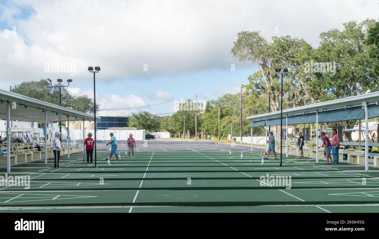 Sarasota, FL, US-23 novembre 2020: Les personnes âgées jouant au jeu de palets au Resort. Banque D'Images