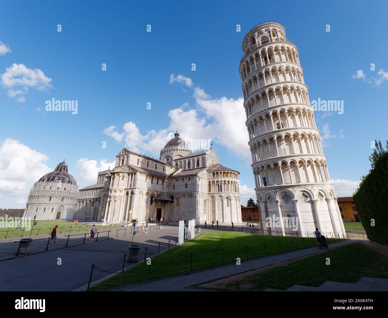 Place des miracles à Pise, Toscane, Italie. Baptistère à gauche, centre de la cathédrale et la célèbre Tour penchée de Pise à droite Banque D'Images