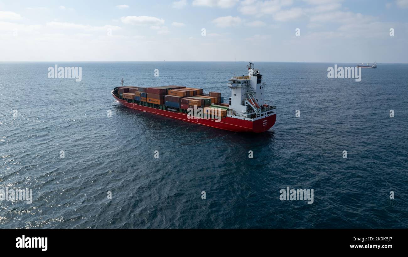 Mer Méditerranée - 3 août 2022: Conteneurs internationaux cargo, transport de fret en mer. Banque D'Images