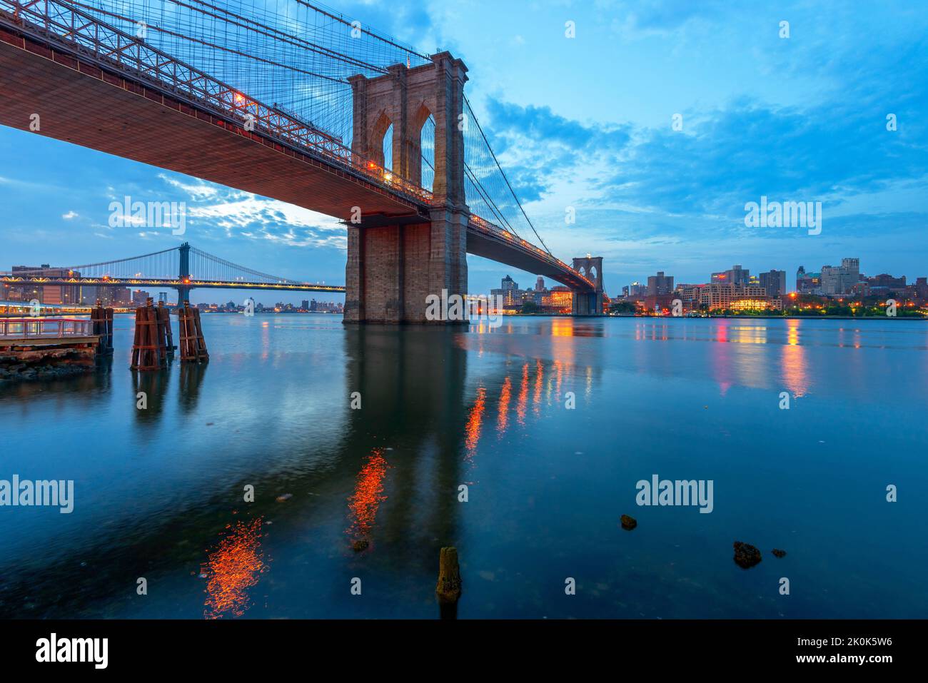 Pont de Brooklyn traversant la rivière East à New York au crépuscule. Banque D'Images