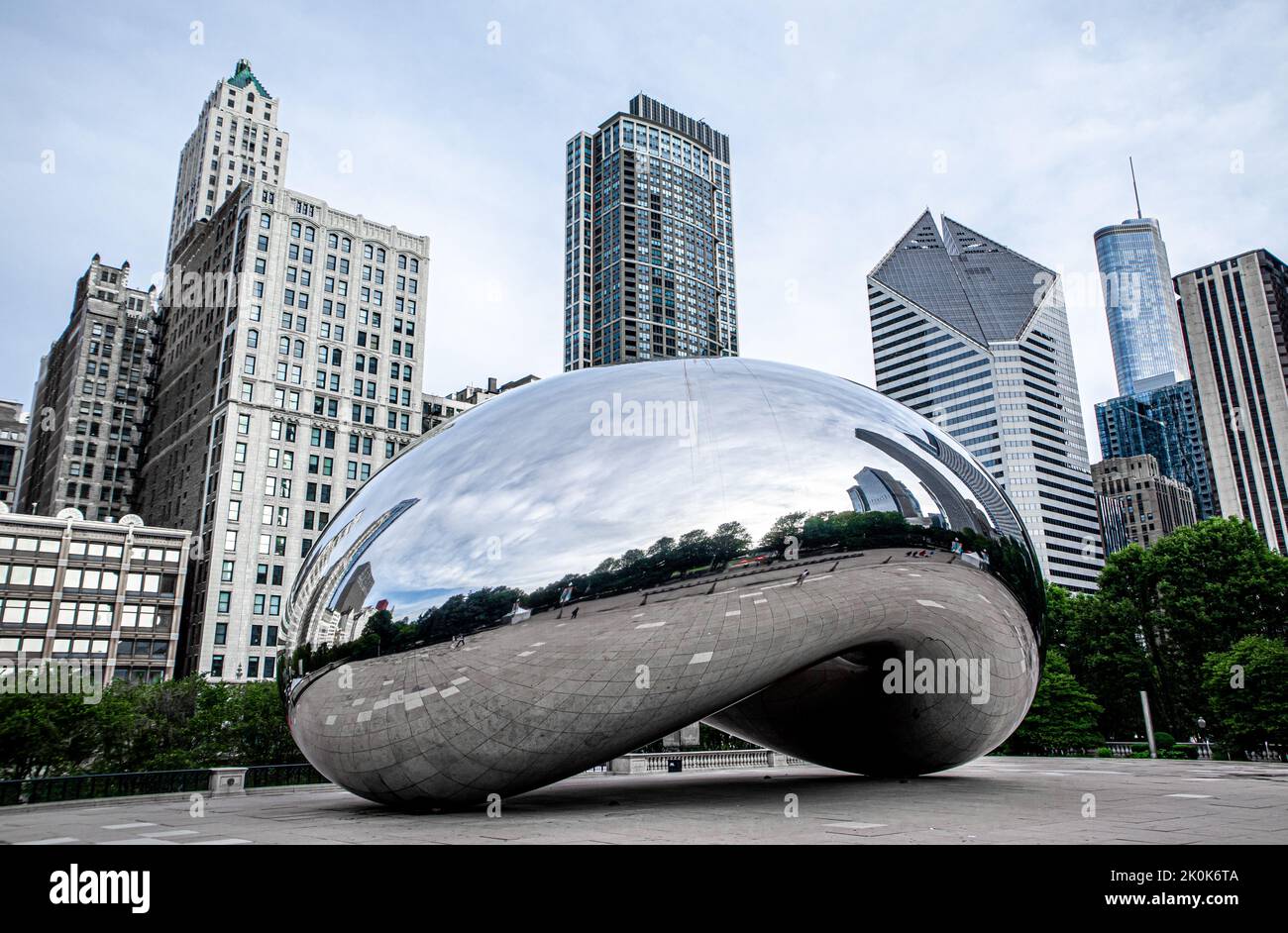 The Bean (Cloud Gate) à l'intérieur du Chicago Millennium Park, bâtiments de bureaux montrant en arrière-plan. Banque D'Images