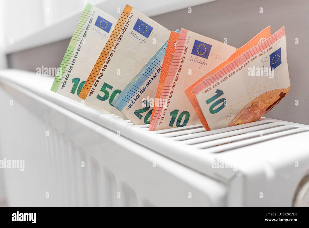 Euro monnaie sur le radiateur. Banque D'Images