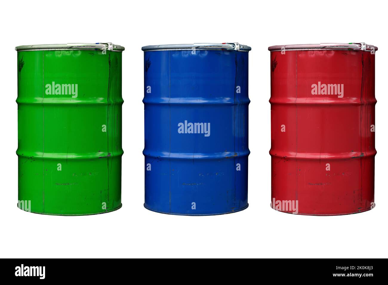 Les barils d'acier s'isolent. Fûts de couleur pour le pétrole, la chimie, l'industrie sur un fond blanc vide. Photo de haute qualité Banque D'Images