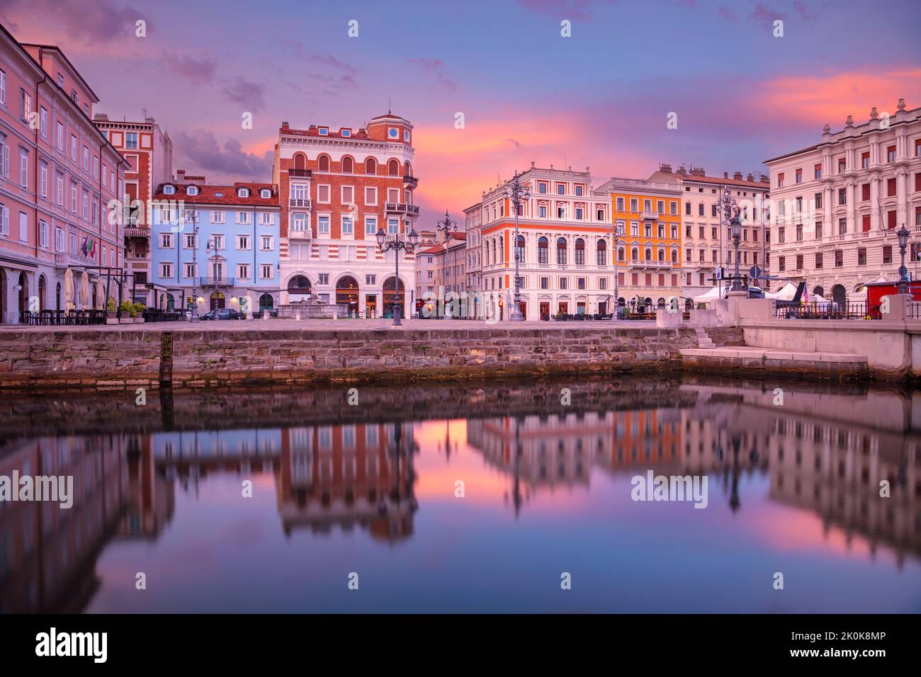 Trieste, Italie. Image de paysage urbain du centre-ville de Trieste, Italie au lever du soleil. Banque D'Images