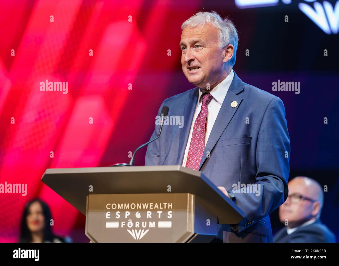 Le conseiller Ian Ward, du Conseil municipal de Birmingham, prononce un discours lors du Forum lors des Championnats du Commonwealth Esports à la Birmingham ICC, au Royaume-Uni. CRED Banque D'Images