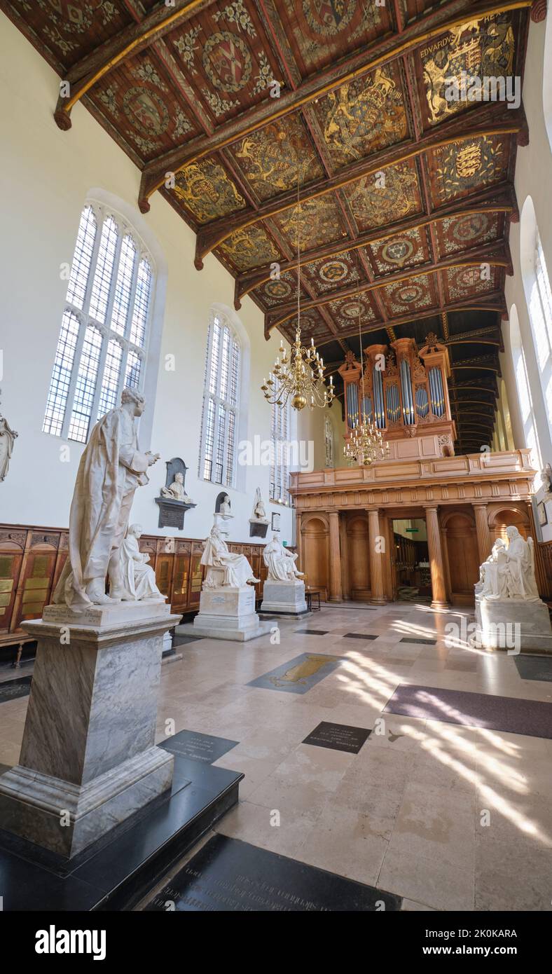 Vue intérieure de la chapelle de Trinity College avec statues en marbre de célèbres dirigeants anglais. À Cambridge, Angleterre, Royaume-Uni. Banque D'Images
