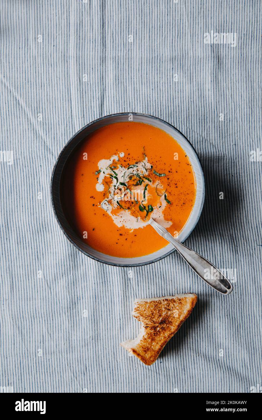 Un bol de soupe aux tomates et un toastie au fromage Banque D'Images