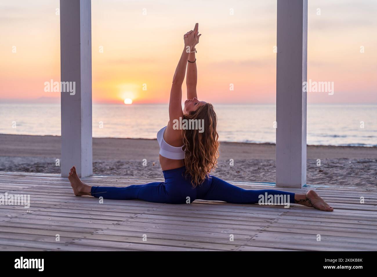 Vue arrière d'une femme faisant un bras s'étendent à l'extérieur, exercices  du matin Photo Stock - Alamy