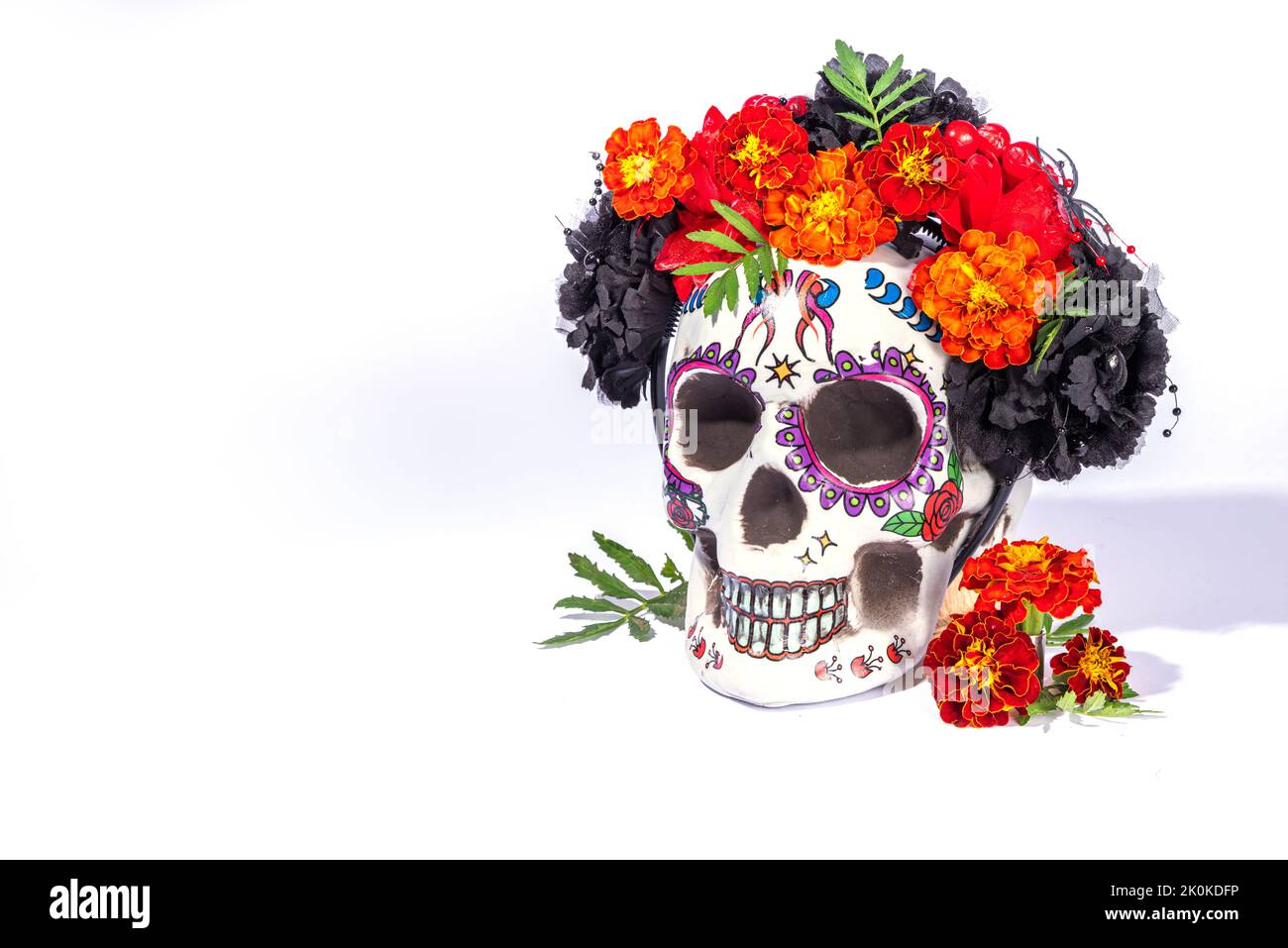 Crâne En Sucre Avec Une Couronne De Fleurs Dia De Los Muertos Mexique Autocollant Icone Jour Morts 32794118