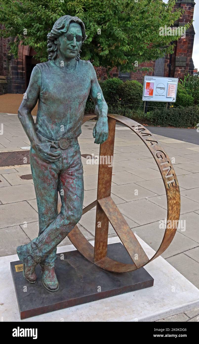 John Lennon « imagine » signe de la paix statue de bronze, par Laura Lian, au pied de Penny Lane, église St Barnapos, Liverpool, Merseyside, Angleterre, ROYAUME-UNI, L18 Banque D'Images