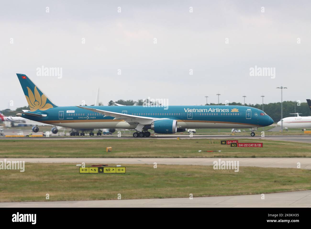 Vietnam Airlines, Boeing 787-10 Dreamliner, au départ de l'aéroport de Londres Stansted, Stansted, Essex, Angleterre, Royaume-Uni le 10 septembre 2022 Banque D'Images