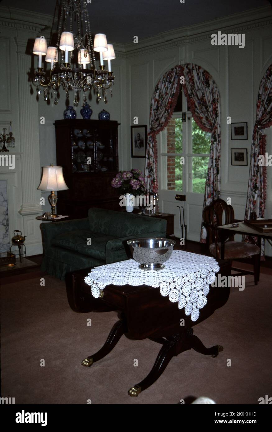 Williamsburg, Virginie. ÉTATS-UNIS. 9/1993. Construit vers 1755. Carter’s Grove Planation était vraiment une grande dame de la Virginie coloniale qui devait voir les hauteurs de l’Amérique coloniale du 17th siècle et les ravages du temps, de la nature et de la déréparation du 21st siècle faire des ravages. Les images que vous voyez présentent certains du style de vie de l'un des derniers propriétaires de carter's Grove vers 1928 pris en 1993... une époque où un visiteur pouvait profiter d'une touche de richesse du dernier bienfaiteur de carter's Grove. La plantation carter Grove a fermé ses portes au public en 2003. Construire pour carter Burwell. Banque D'Images