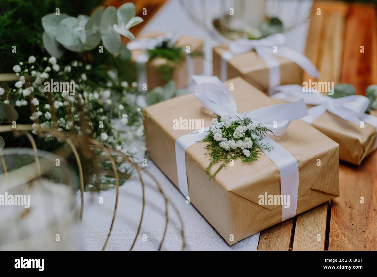 Vue en grand angle du cadeau de mariage enveloppé de papier peint écologique et de décoration florale. Banque D'Images