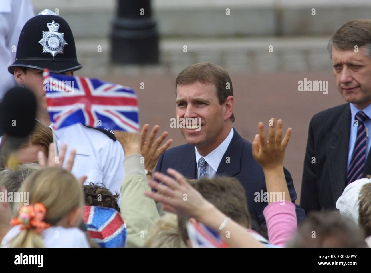 4th juin 2002 - le Prince Andrew rencontre le public au Jubilé d'or de la reine Elizabeth II dans le Mall de Londres Banque D'Images