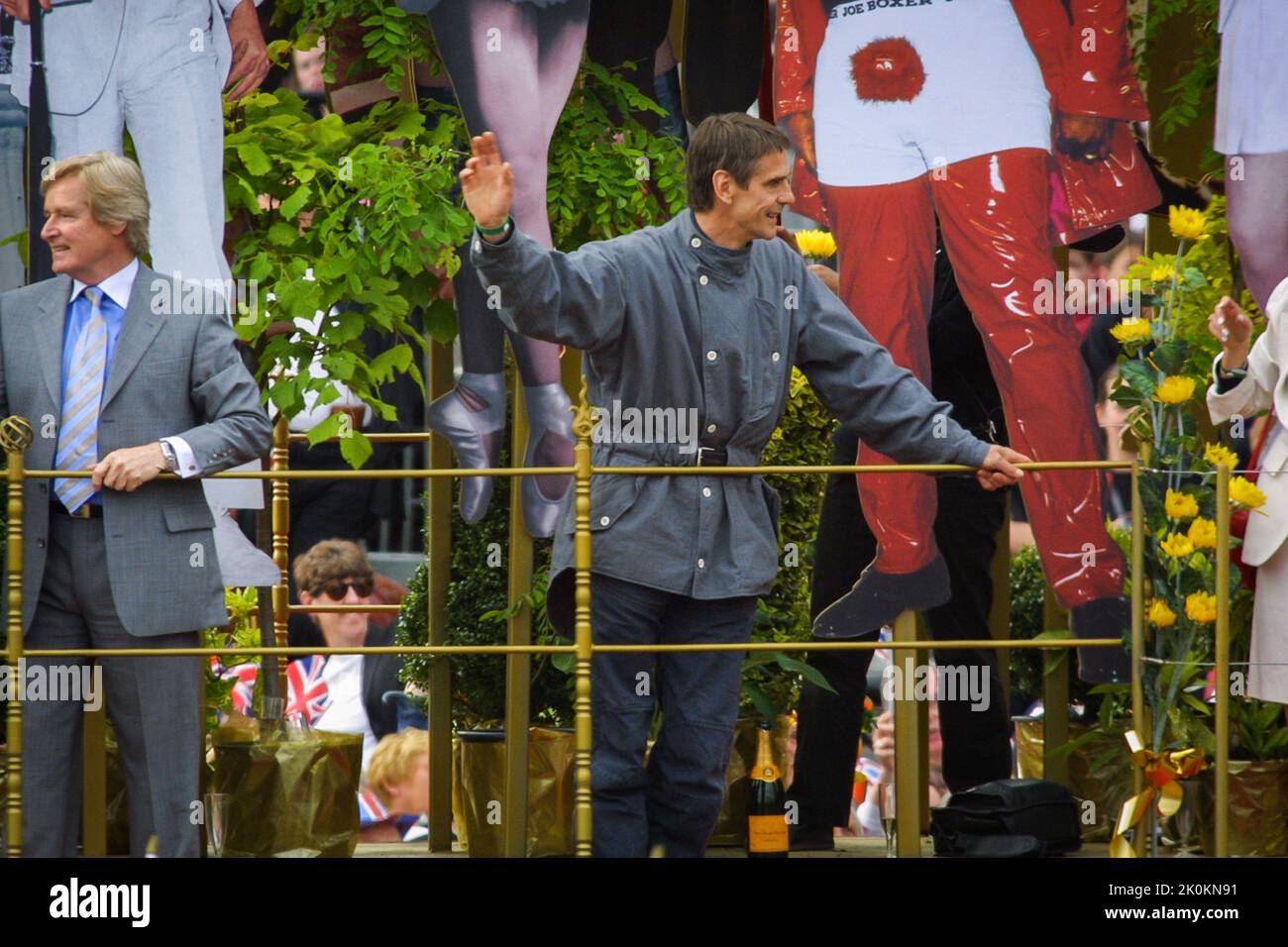 4 juin 2002 - les acteurs britanniques William Roache (à gauche) et Jeremy irons (à droite) assistent au Jubilé d'or de la reine Elizabeth II au Palais de Buckingham à Londres Banque D'Images