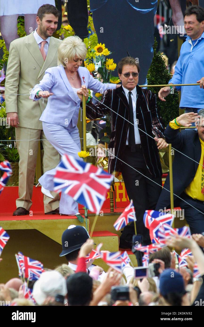 4 juin 2002 - les célébrités britanniques Barbara Windsor et Cliff Richard assistent au Jubilé d'or de la reine Elizabeth II au Palais de Buckingham à Londres Banque D'Images
