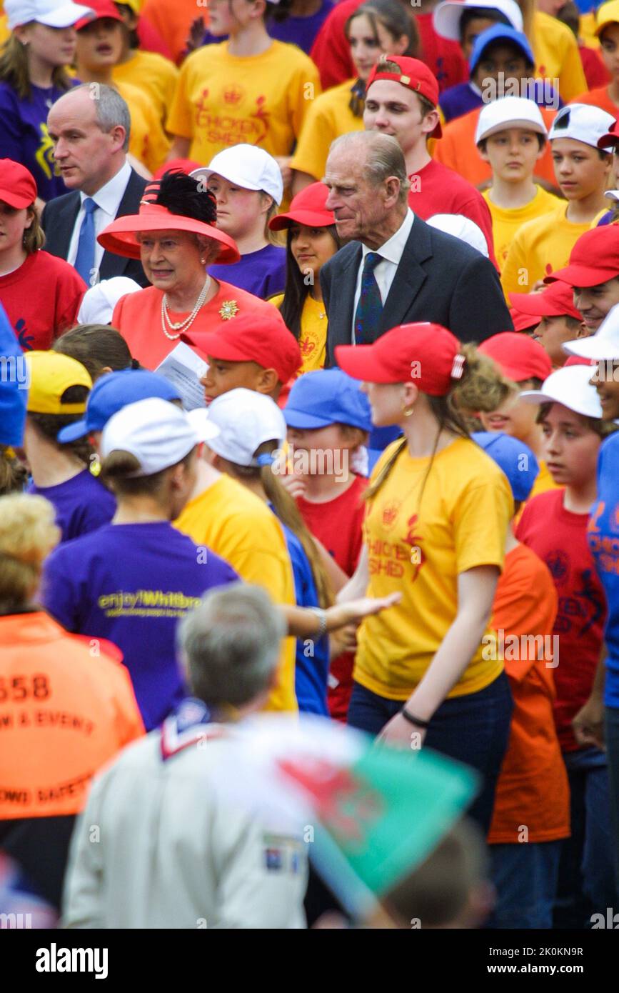 4th juin 2002 - le prince Philip et la reine Elizabeth II rencontrent les enfants de la compagnie Chicken Shed Theatre lors de sa célébration du Jubilé d'or à Buckingham Palace à Londres Banque D'Images