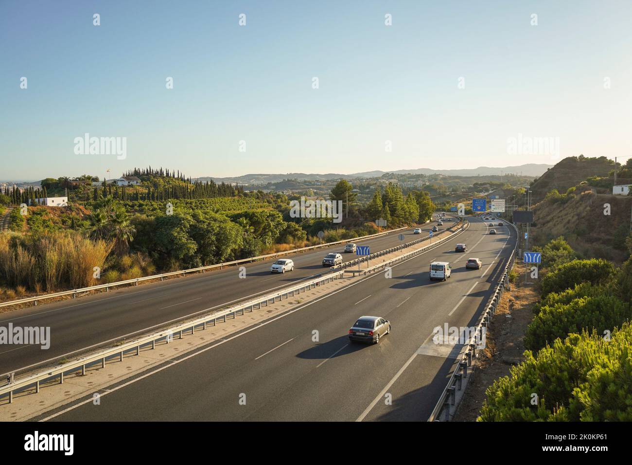 Vue aérienne autoroute côtière 6 voies A7, Costa del sol, N340, à Marbella, Malaga, Espagne. Banque D'Images