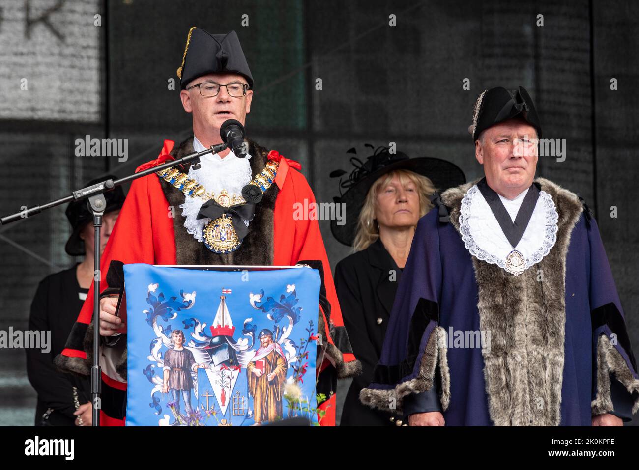 Le conseiller Kevin Robinson, le maire de la ville de Southend on Sea, a lu la proclamation de l'accession du roi Charles III Banque D'Images