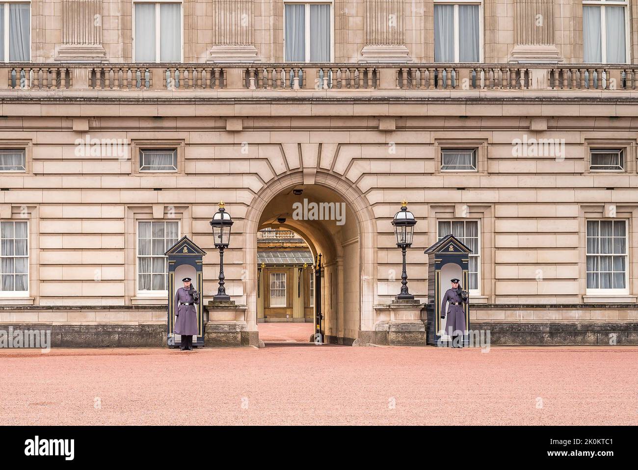 Entrée principale du palais de Buckingham avec gardes Banque D'Images