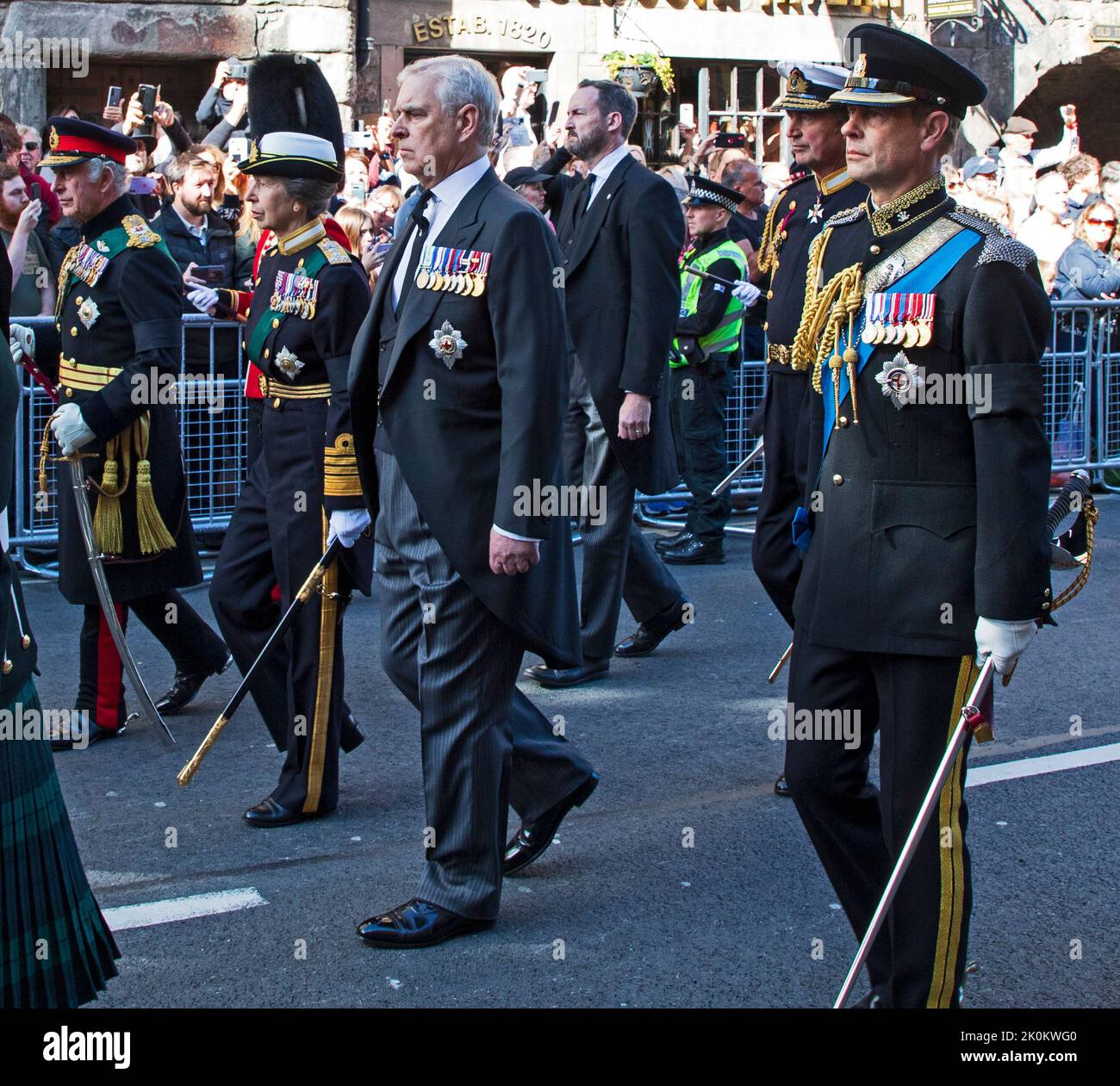 Royal Mile Edinburgh, Écosse, Royaume-Uni. 12th septembre 2022. Le cercueil funéraire de la reine Elizabeth II, avec le roi Charles 111, la princesse Anne, le prince Andrew et le prince Edward suivant à pied à Royal Mile, Édimbourg, Écosse. Crédit : Arch White/alamy Live News Banque D'Images