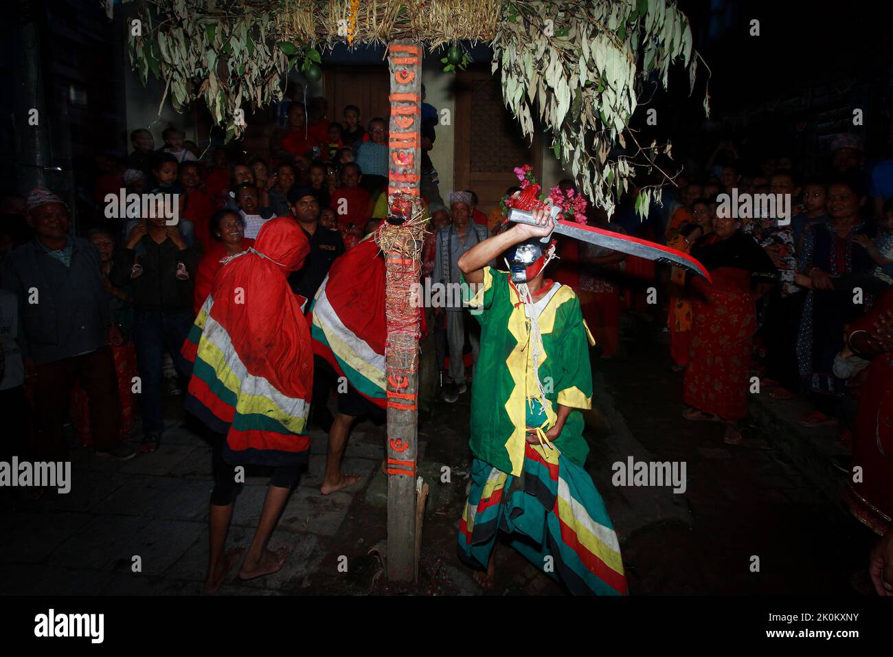 Bhaktapur, Bagmati, Népal. 12th septembre 2022. Des personnes décorées de couleurs différentes dans leurs visages font le tour de la ville de Baktapur pour marquer le festival de Mupatra à Bhaktapur. Au cours de la procession, il est d'usage pour trois personnes, dont le chef Mupatra et deux autres assistants nommés Dhischa, de s'habiller comme des monstres, de tenir des épées dans des couleurs différentes sur leurs visages et des faire marcher dans la ville. Tout en encerclant la ville, le démon Mupatra tourne trois fois et frappe Yamadyo, qui se trouve sur la place de péage des dévotés, avec une épée. (Image de crédit : © Amit Machamasi/ZUMA Press Wire) Banque D'Images