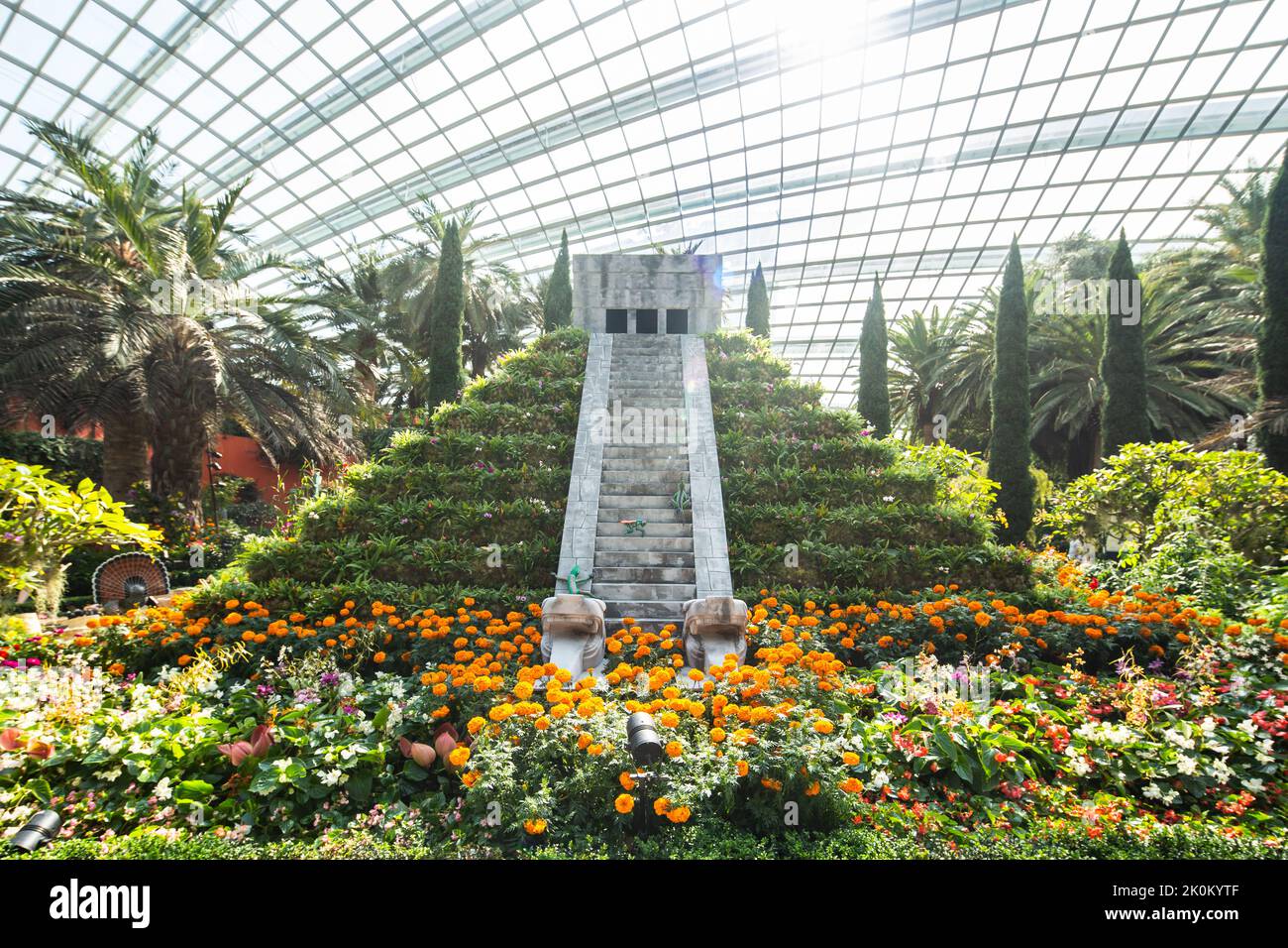 Reproduction de 4,5m de hauteur de l'emblématique pyramide Chichén Itzá des Mayas. Jardins au bord de la baie, Singapour. Banque D'Images