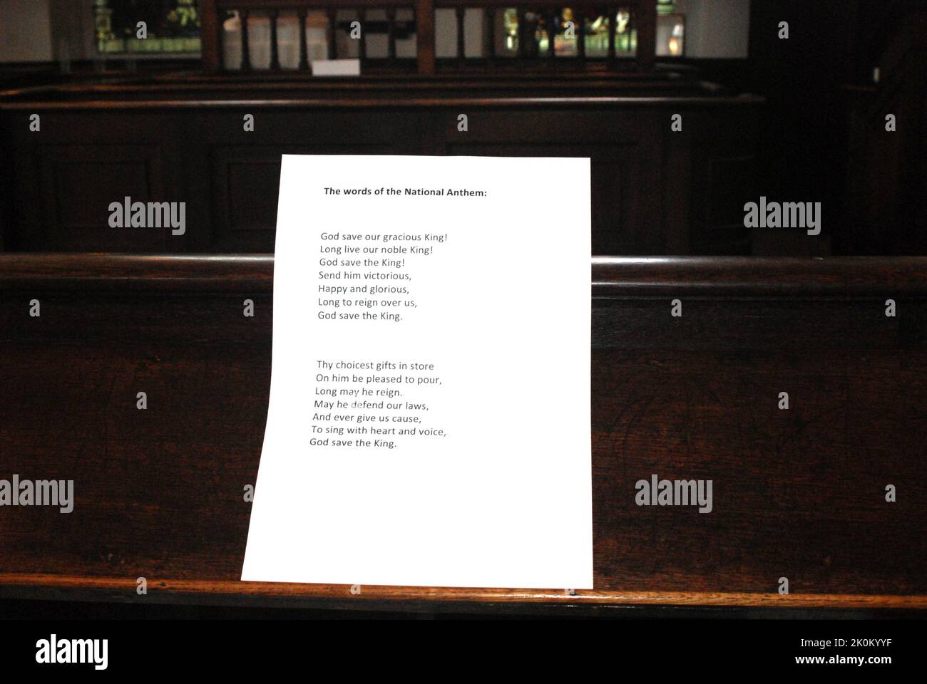 Papier avec 1st deux versets de l'hymne national britannique, dans une chorale-stalle d'église, en préparation à l'accession du roi Charles III Dieu sauver le Roi Banque D'Images