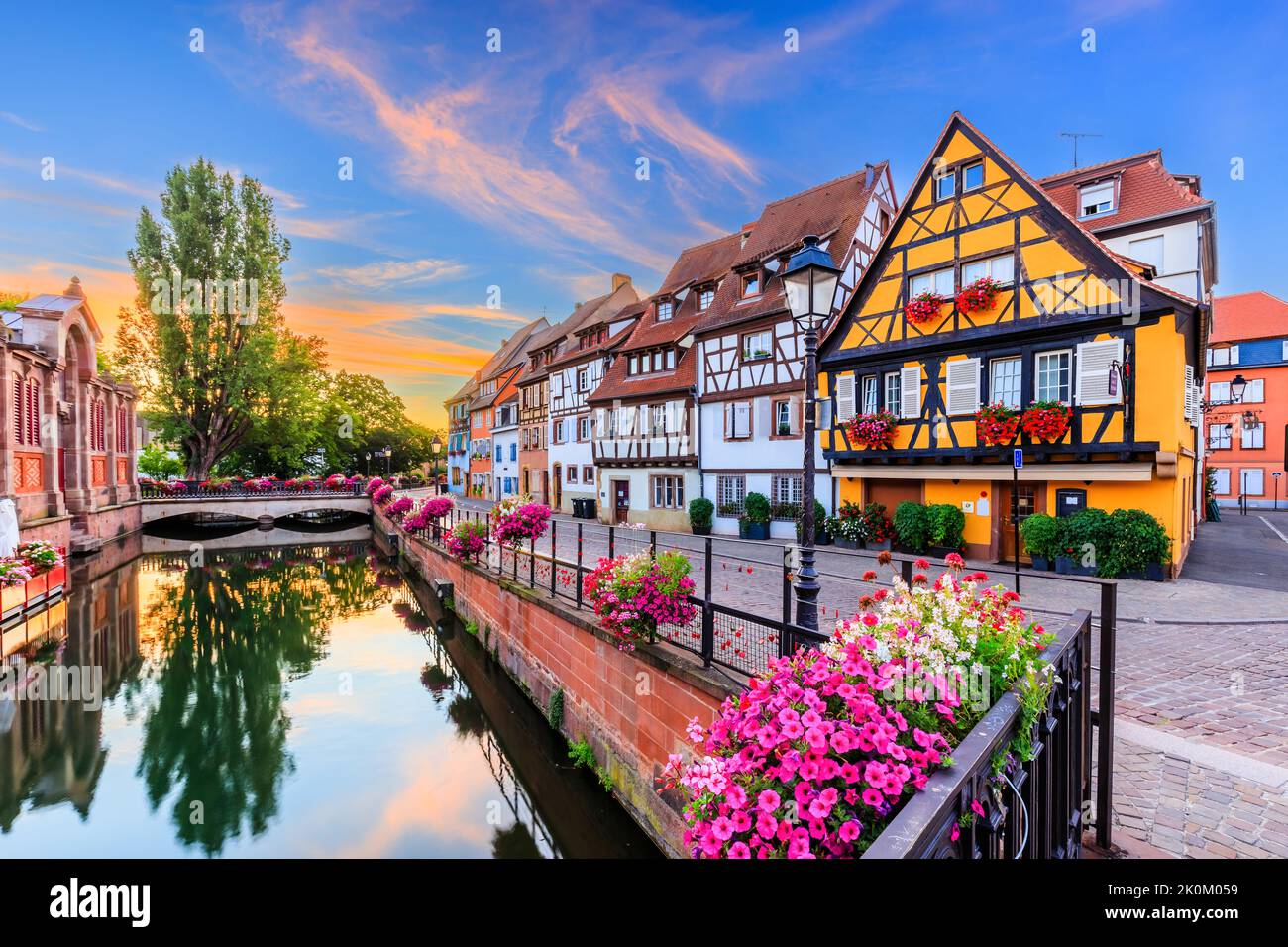 Colmar, Alsace, France. Petite Venise, canal d'eau et maisons traditionnelles à colombages. Banque D'Images