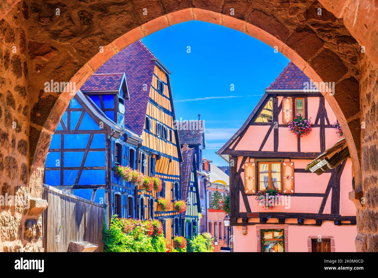 Riquewihr, France. Détail des maisons traditionnelles à colombages sur la route des vins d'Alsace. Banque D'Images