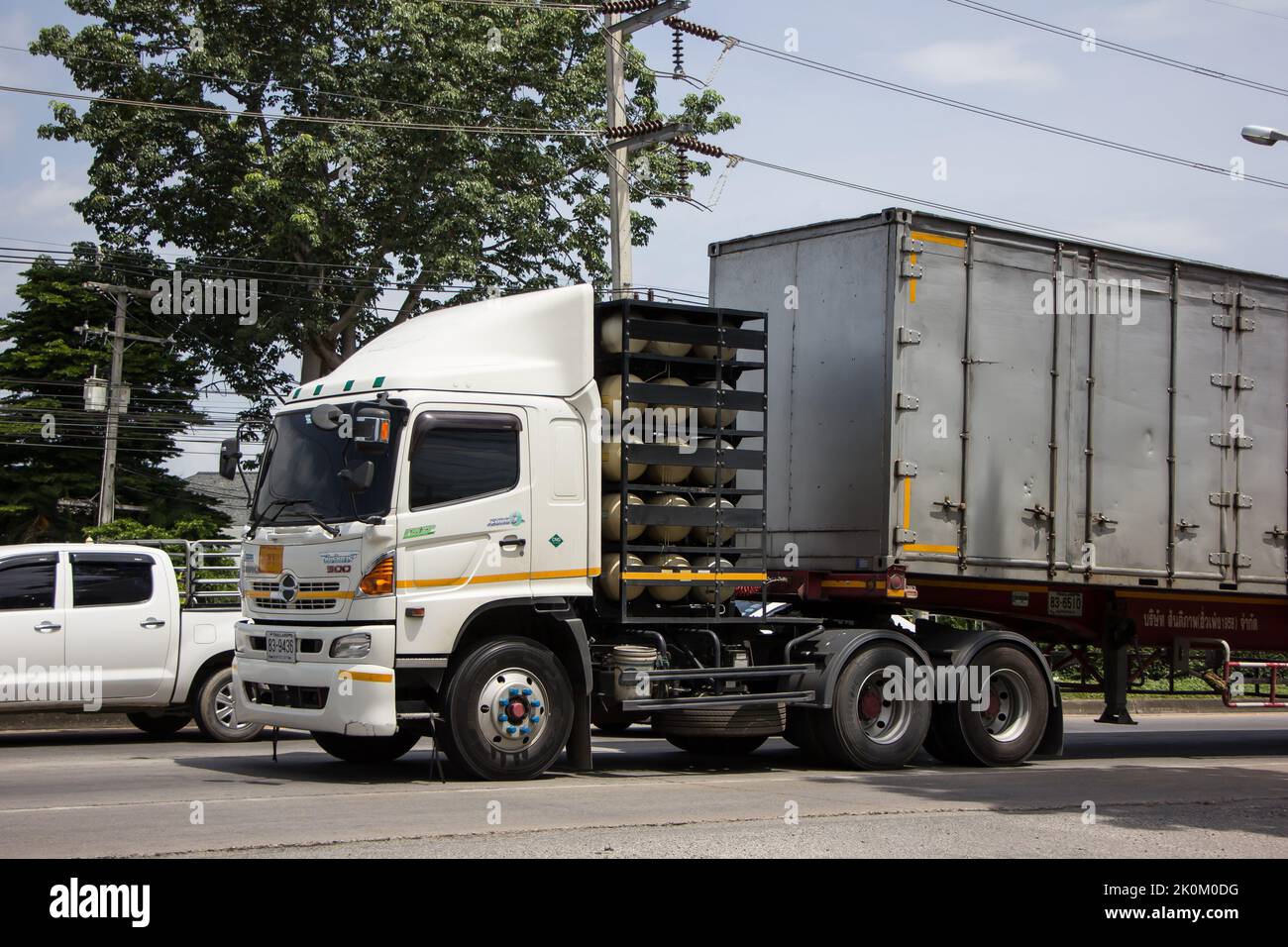 Chiangmai, Thaïlande - 13 juin 2022: Remorque conteneur camion de la compagnie Santipab. Photo sur la route n°1001 à environ 8 km du centre ville, thaïlande. Banque D'Images